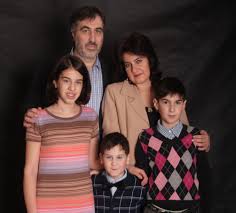 Egy mai zsidó család. Beszédes, kinek hol a helye a képen. 
